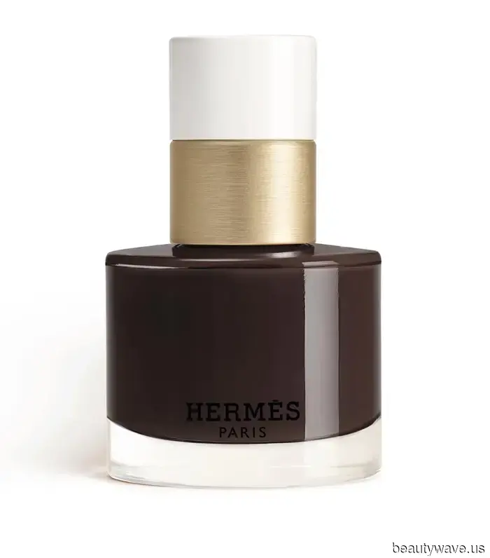 Algunos colores de uñas de otoño se sienten cansados, así que estoy eligiendo una de estas 4 alternativas atemporales para mi próxima manicura.