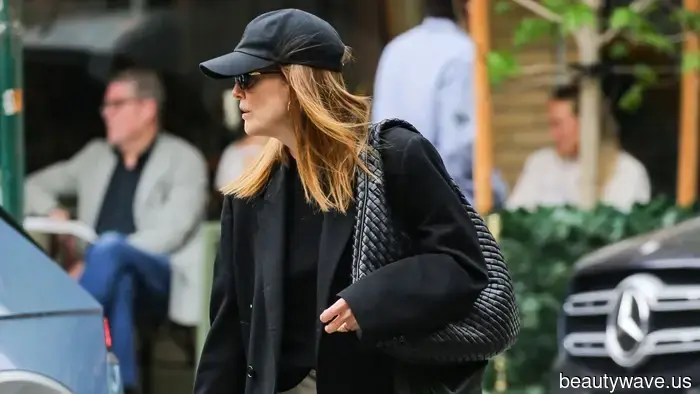 Forget the black trousers: This is the stylish approach to pairing an oversized blazer with white sneakers in 2026.