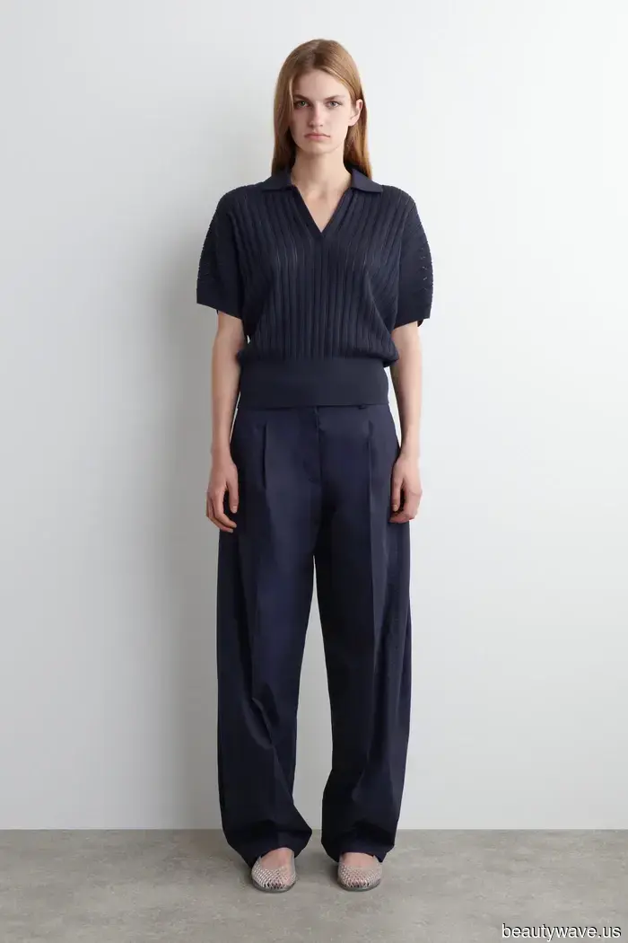 Il modo da ragazza cool per indossare i pantaloni eleganti è con questo basic e queste scarpe.
