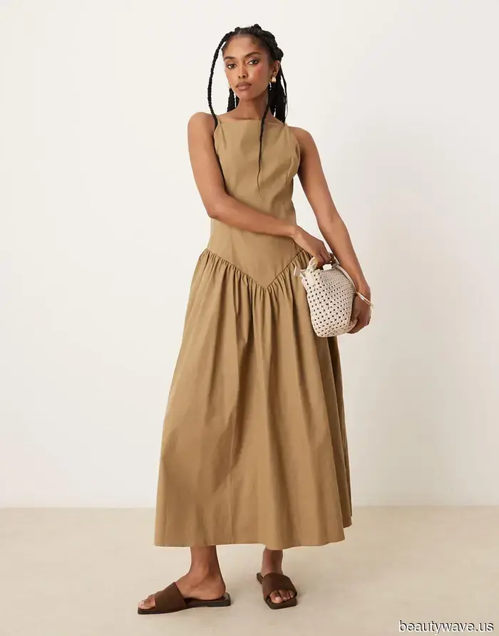 In New York gesichtet: Der Nicht-Weiße Kleid-Trend, den Modeleute nonstop mit Flip-Flops tragen