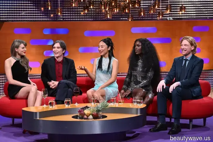 Taylor Swift hat gerade ihren Verlobungsring auf den glitzerndsten Ausgehkleid-Trend in ganz London abgestimmt.