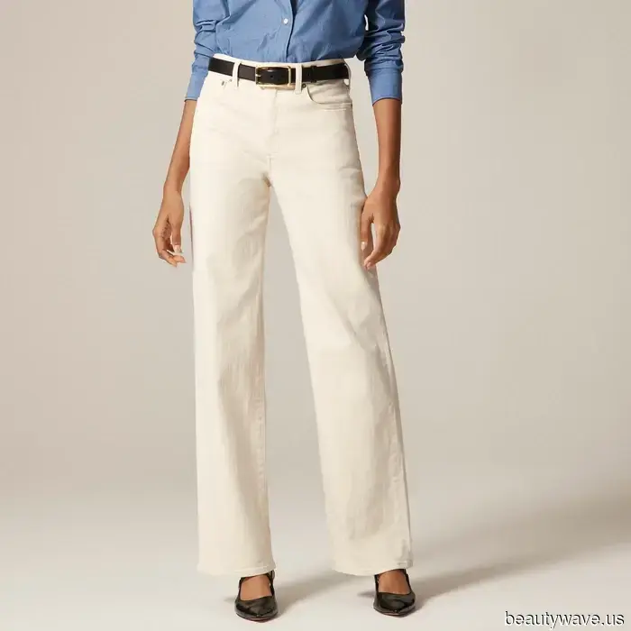 Questo è il modo di New York di indossare i jeans anti-tendenza del colore con cui le donne francesi sono ossessionate.