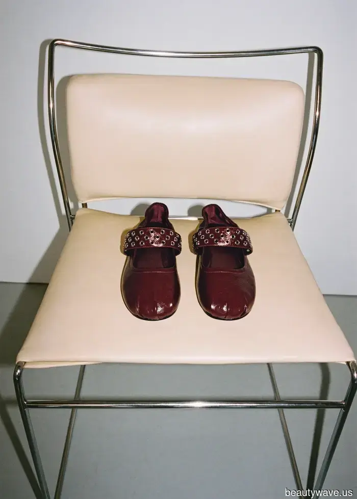 Nicht Schwarz, Nicht Weiß&mdash;Diese elegante Schuhfarbe sieht immer am schicksten zu Marineblauen Hosen aus.