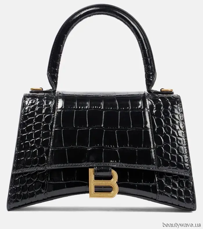 You possess classic taste if you are sporting this elegant handbag design.