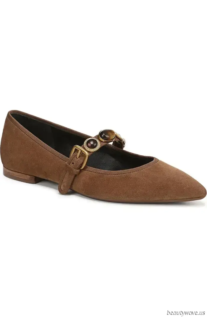 Questa è la tendenza delle scarpe basse eleganti che le donne raffinate indossano improvvisamente con i jeans bianchi