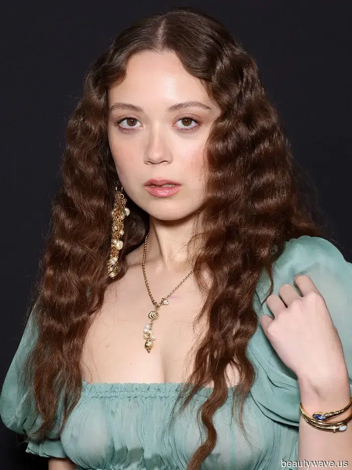 Laufey Is Our Ultimate Coquette Beauty Muse—7 "Vintage Romance" Outfits to Inspire You