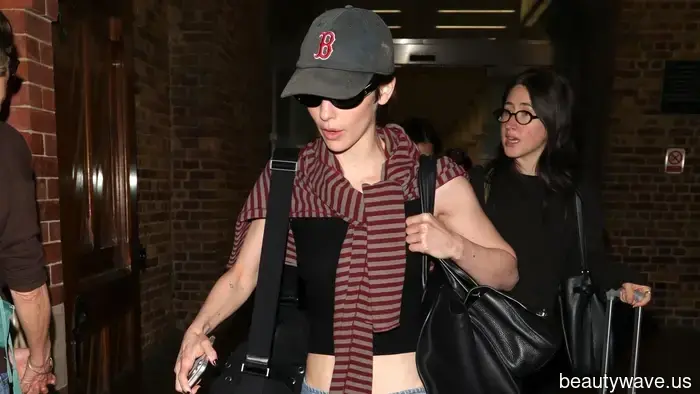 Frequent travelers in 2026 rave about the popular Still Here Jeans and this flat-shoe trend to maintain a stylish appearance.