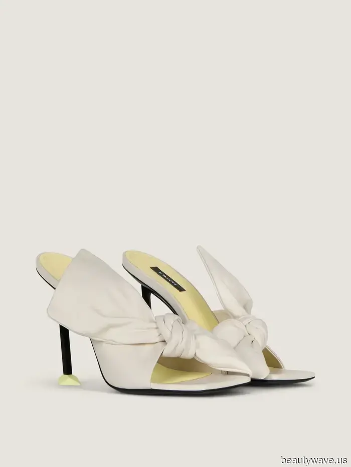 Nicht Wedges, nicht Flip-Flops&mdash;Sienna trug einfach Jeans mit einem Schuhtrend, den ich wirklich nie erwartet hätte, sie darin zu sehen.