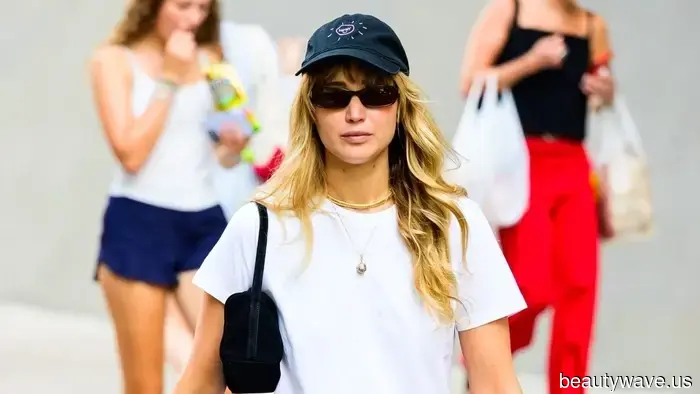 Zuerst Jennifer Aniston in den 90ern, jetzt J.Law&mdash;Kein Jeans-Outfit ist komplett ohne diesen Styling-Trick.