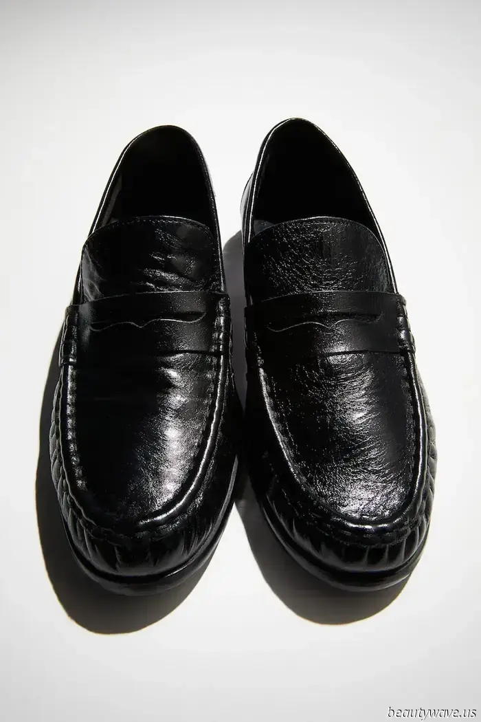 Non sono una donna da scommesse, ma sono sicura che tutti seguiranno questa tendenza di jeans con mocassini questa settimana