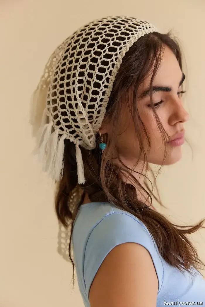 Observed: The Easy Method Trendy Individuals Are Using to Style Their Bobs at the Moment