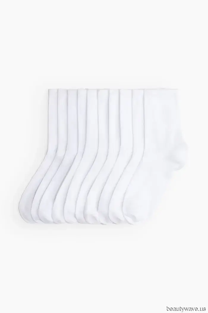 If you plan to sport polka dots this spring, style them like this.