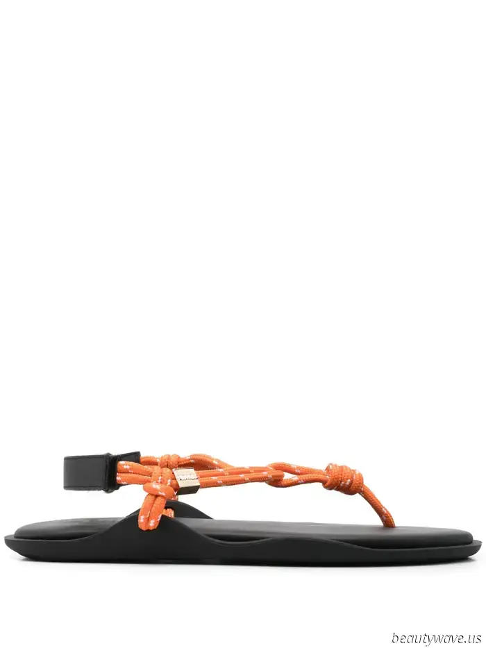 Alexa Chung acaba de descubrir una nueva tendencia en sandalias que hace que las faldas negras "aburridas" se vean muy frescas