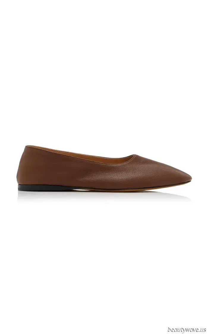Whole-Foot Flats Are the Stylish Shoe Trend That Elegant Dressers Are Embracing at the Moment.
