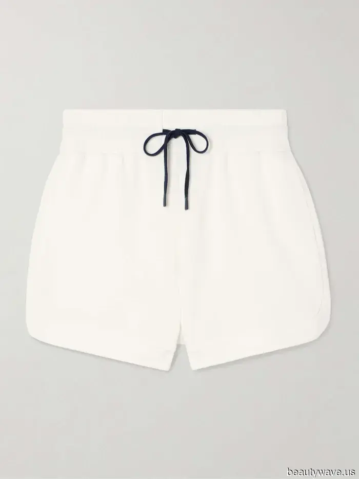 8 Ensembles That Demonstrate This Controversial Flat-Shoe Trend Remains Popular and Is More Stylish Than Ever