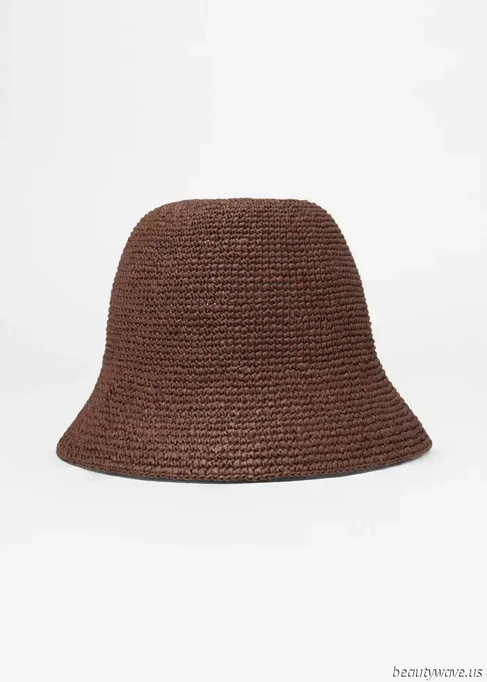 Style insiders are aware that these six summer accessory trends can elevate simple outfits to a more elegant level.