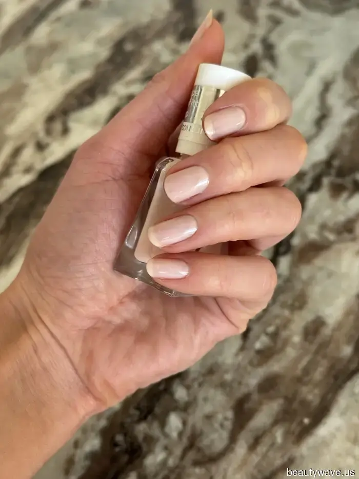 Due settimane dopo, e questo smalto per unghie perfettamente lattiginoso non si è ancora scheggiato.