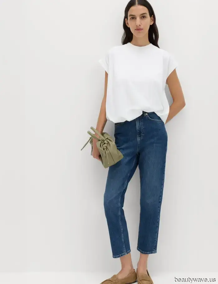 En lugar de zapatillas, los vestidores más elegantes combinan jeans cortos con este zapato más elegante.
