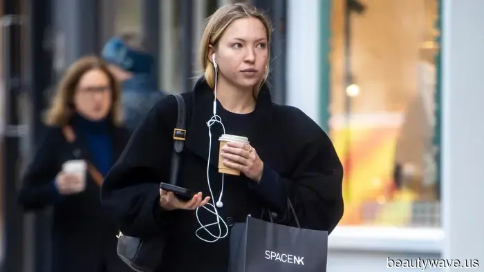 Le ragazze che "capiscono" a Londra e Palm Springs indossano questa tendenza dei pantaloni anti-denim con mocassini e zeppe.