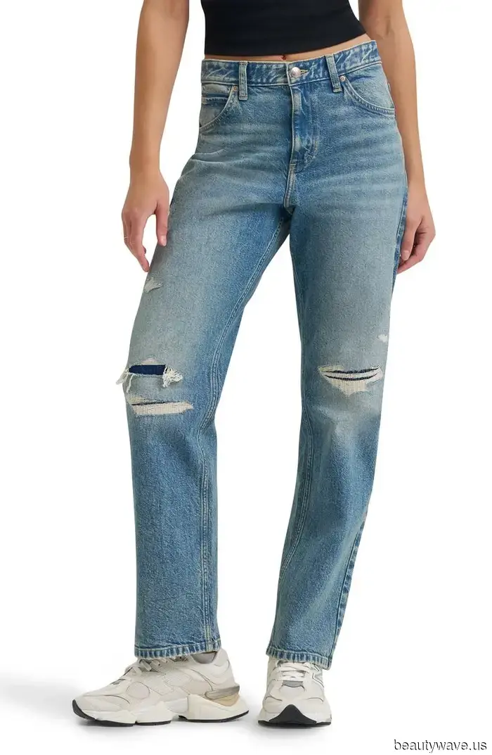 Keine Skinny Jeans hier&mdash;Modelle außerhalb der Arbeit in NY wissen, dass Sneakers mit diesem Denim-Trend cooler aussehen.