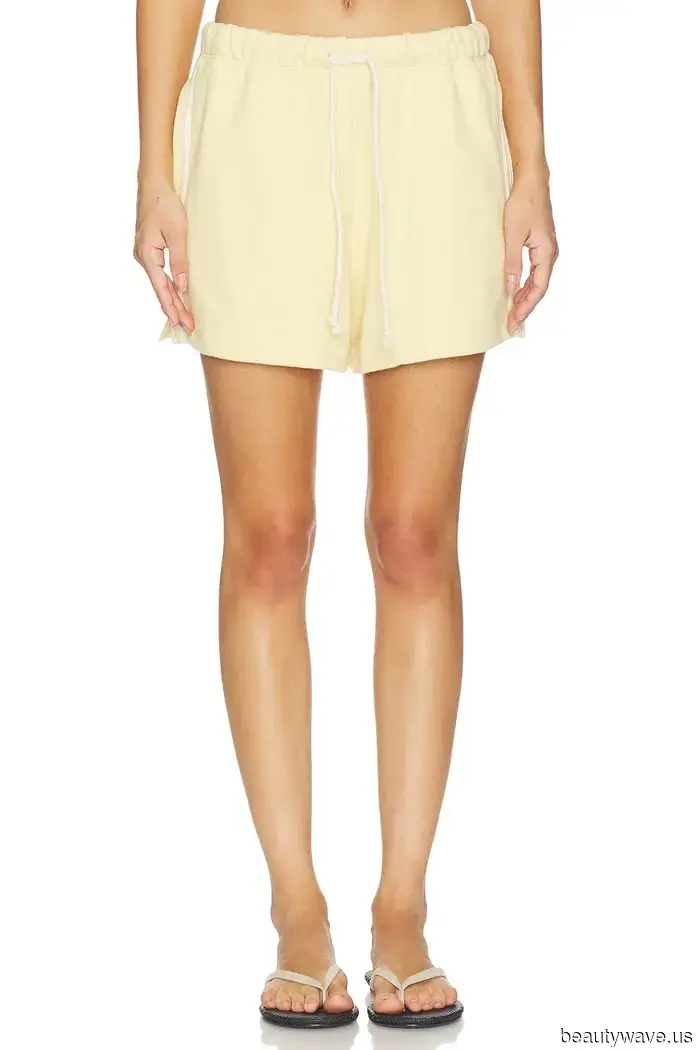 5 Tendenze di Pantaloni Corti Estivi che le Persone di Moda Stanno Abbinando con le Loro Ballerine Questa Estate