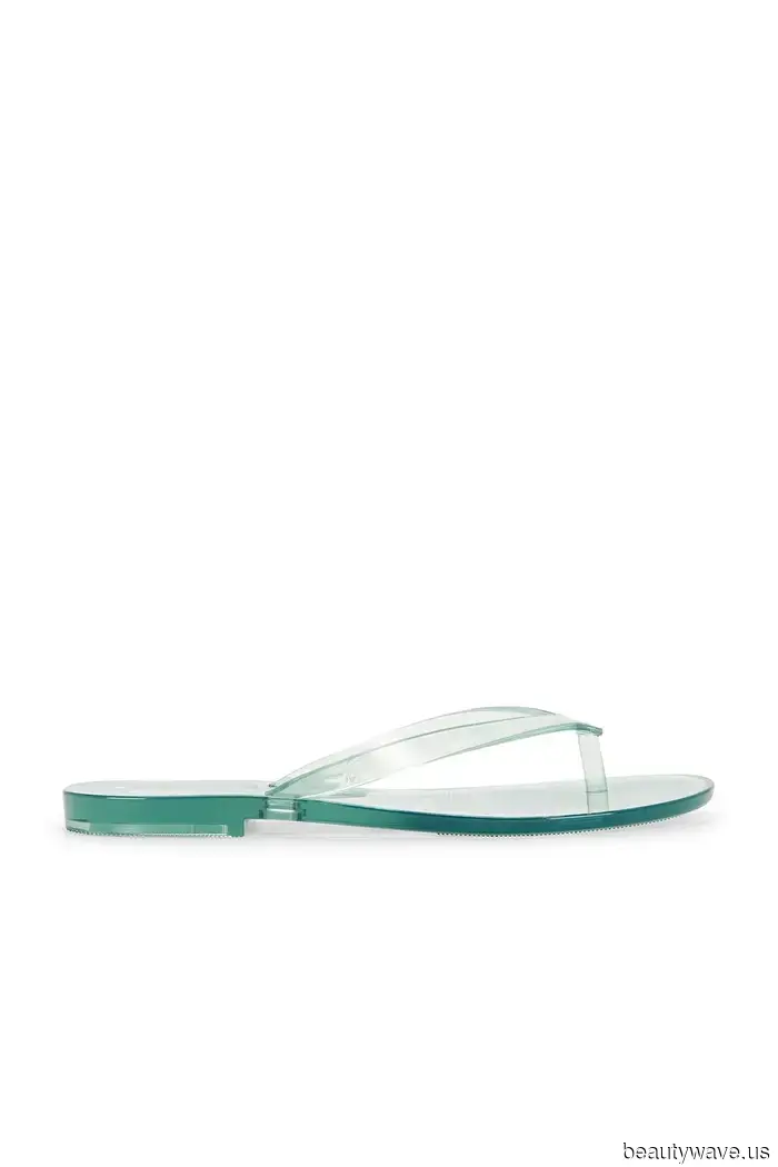 Jelly sandals have made a comeback—regardless of whether you’re 20 or 40, this is a chic way to wear them.