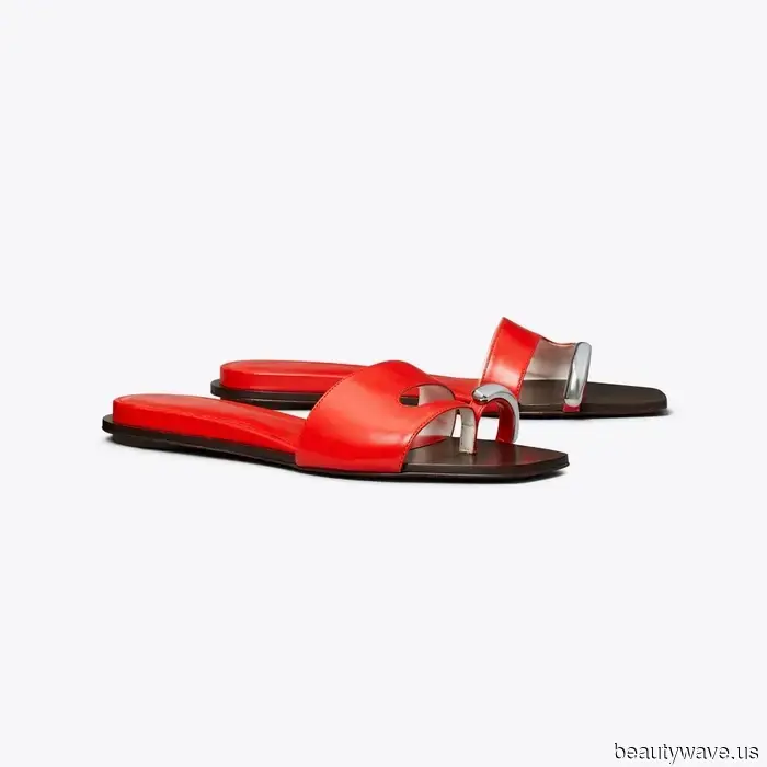 Tory Burch ha appena rilasciato una versione borsa dei suoi mules con punta forata virali, e ne siamo ossessionati.