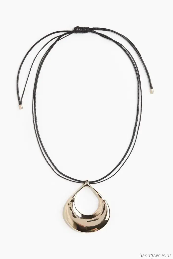 The Stylish Jewelry Trend That Everyone Fashionable is Pairing with White T-Shirts