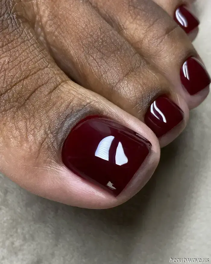 Editors Concur—This Is the Most Stylish Pedicure Shade to Transition from Summer to Autumn.