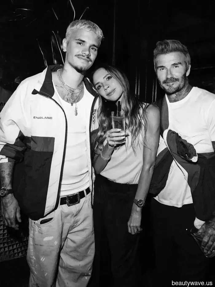 Victoria Beckham mi ha appena mostrato il modo più elegante di indossare una canotta quest'estate.