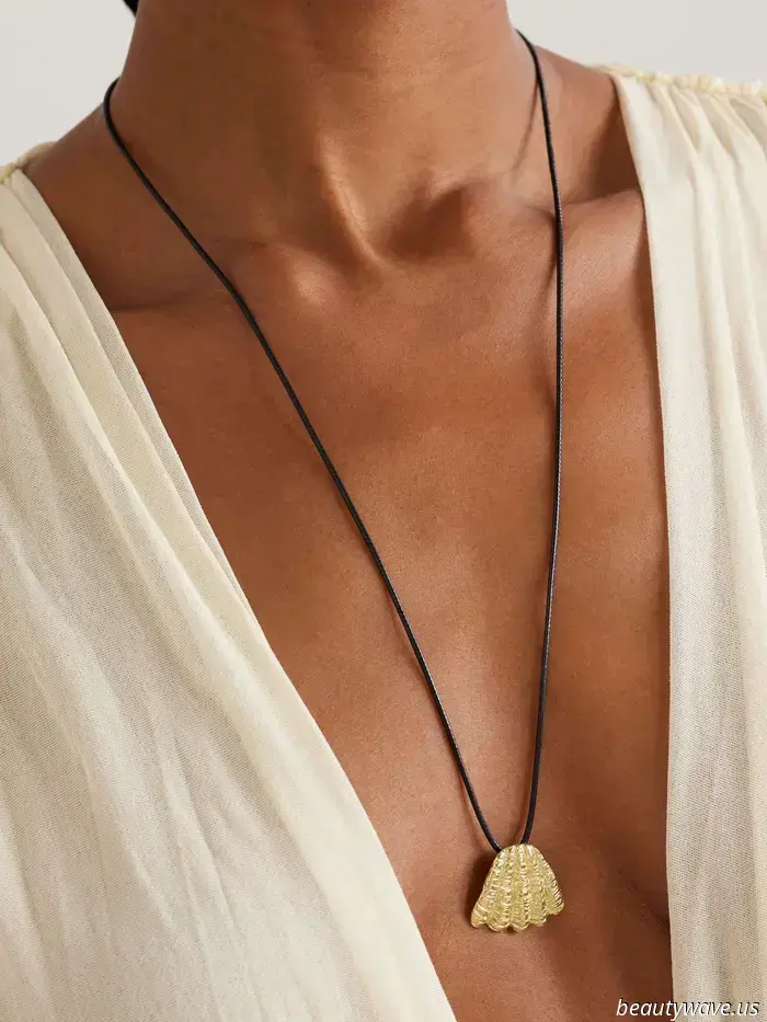 Trovata: la tendenza chic dei gioielli che eleverà istantaneamente le tue semplici t-shirt e canottiere bianche.