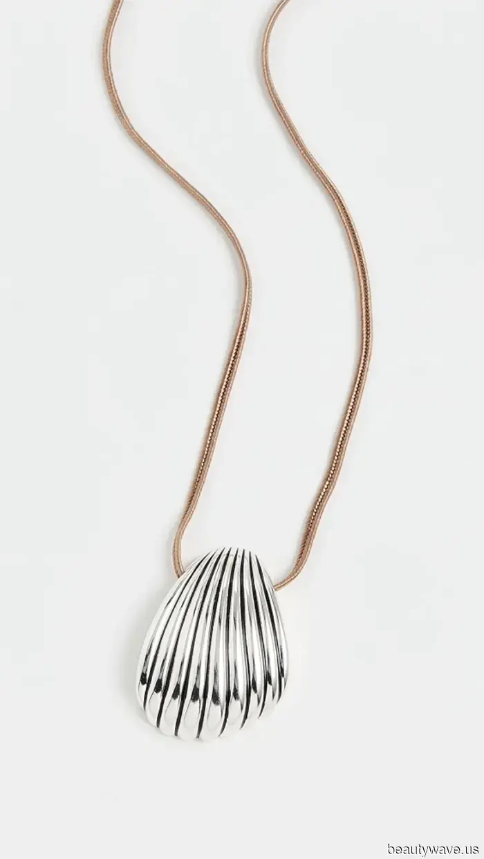 I reside in the West Village—Here’s what every NYC “It Girl” is sporting this winter.