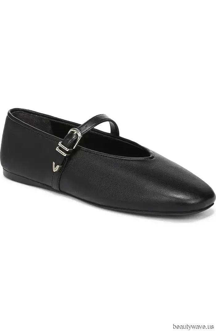 Invece dei jeans, le persone a Parigi indossano questo elegante capo con ballerine e mocassini.