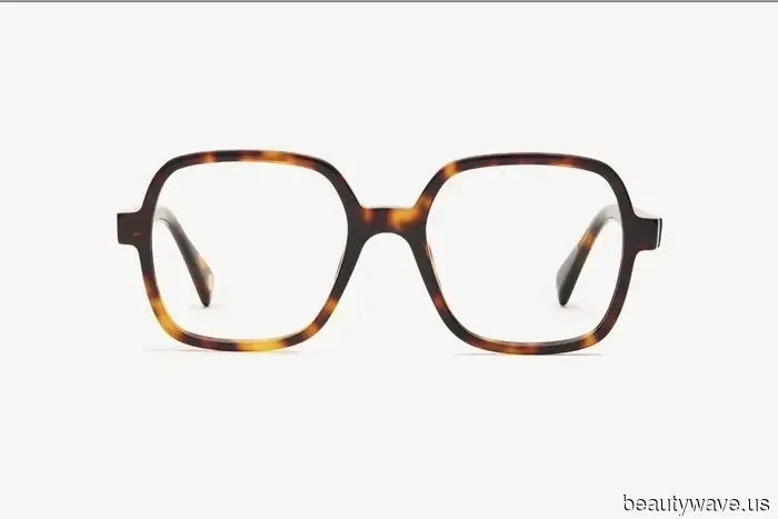 Apologies, but celebrities from the '90s excelled at autumn fashion—here are 7 outfits featuring jeans that demonstrate it.