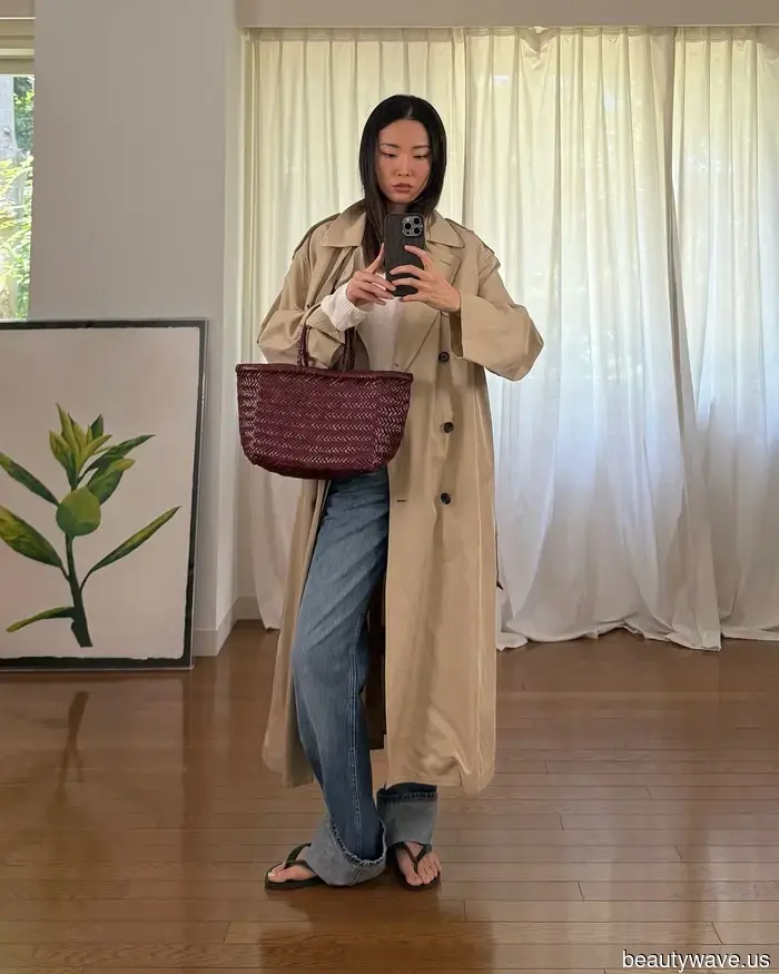 If you plan to purchase a woven bag this summer, choose this sophisticated and classic design.