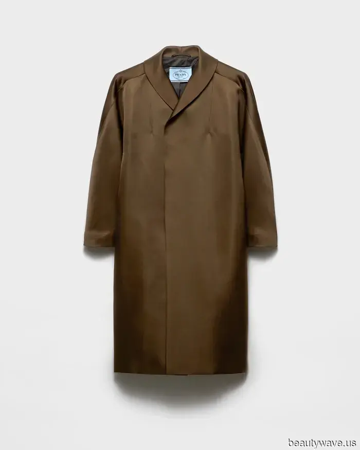 If your aim is to appear sophisticated, you should pay attention to this classy coat trend that has the approval of it-girls.