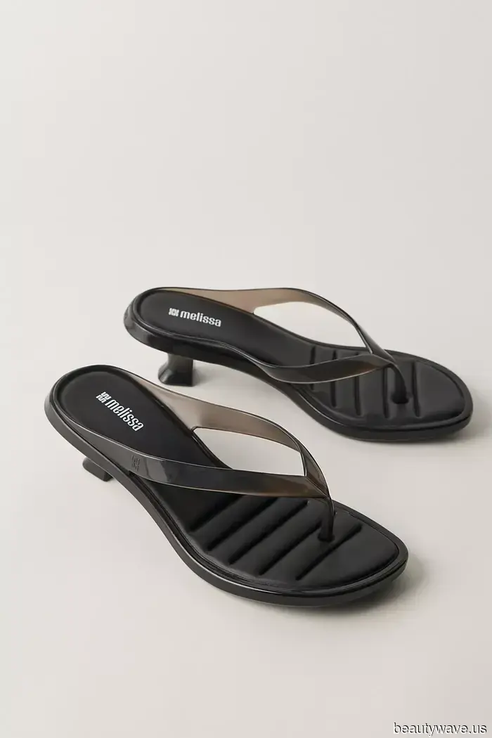 Not Trainers, Not Loafers—It Girls are Pairing Cropped Jeans with This Effortlessly Stylish Sandal Trend Instead.