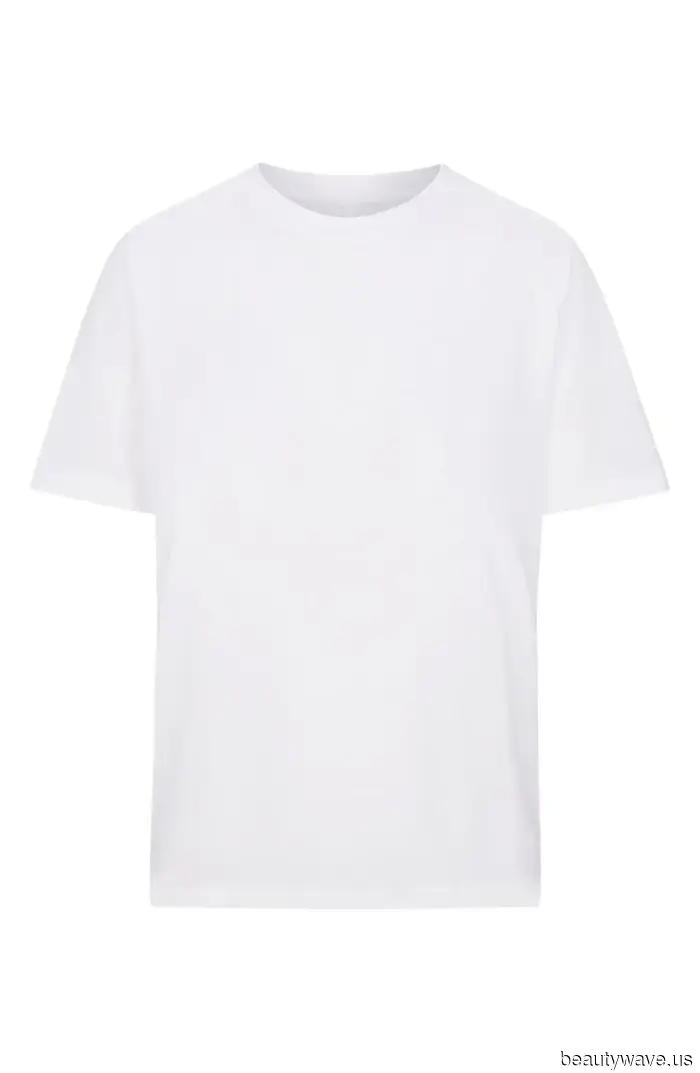 Emma Stone Discovered the Most Stylish Way to Sport a Brown Coat, Right down to Her Red Nails.