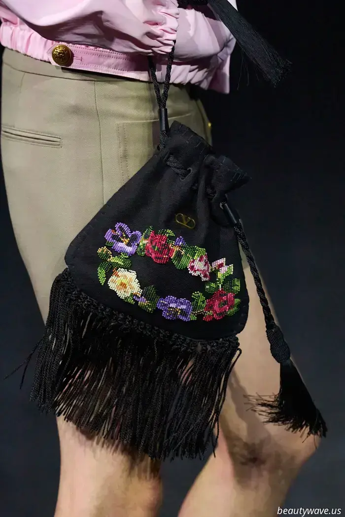 Alessandro Michele bringt sanfte Eleganz und zarte Romantik für Valentinos Frühjahr 2026