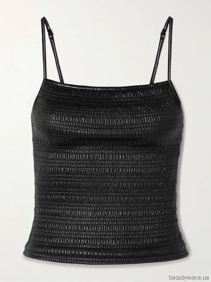 Menschen verzichten auf schlichte weiße Tanktops zugunsten des Trends, der Outfits so viel cooler macht.