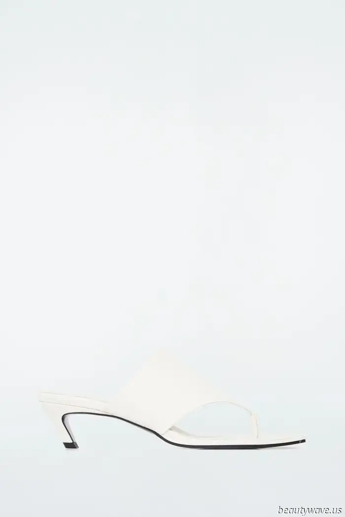 These sandals used to appear "cheap," but they have now evolved into something elegant.