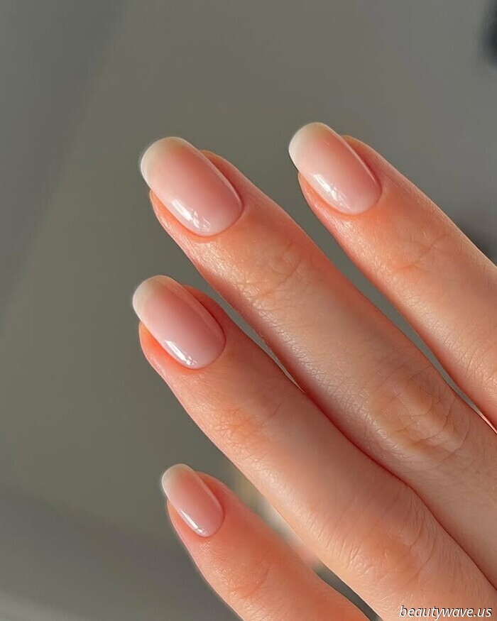 Según las Manicuristas Famosas (y Hailey Bieber), las Uñas de "Servicio Suave" Se están Apoderando del Verano de 2025