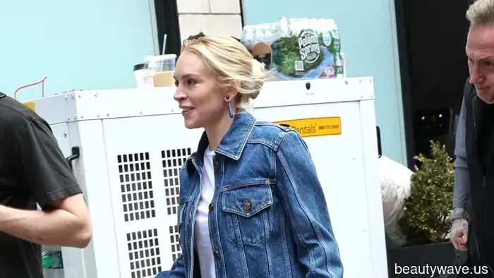 Lindsay Lohan sabe que esta siempre será la forma más genial de llevar una chaqueta de mezclilla con código millennial.