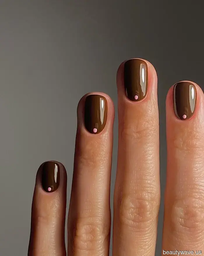 Not Beige, Not Black—This Winter Nail Color Always Appears So Luxurious.