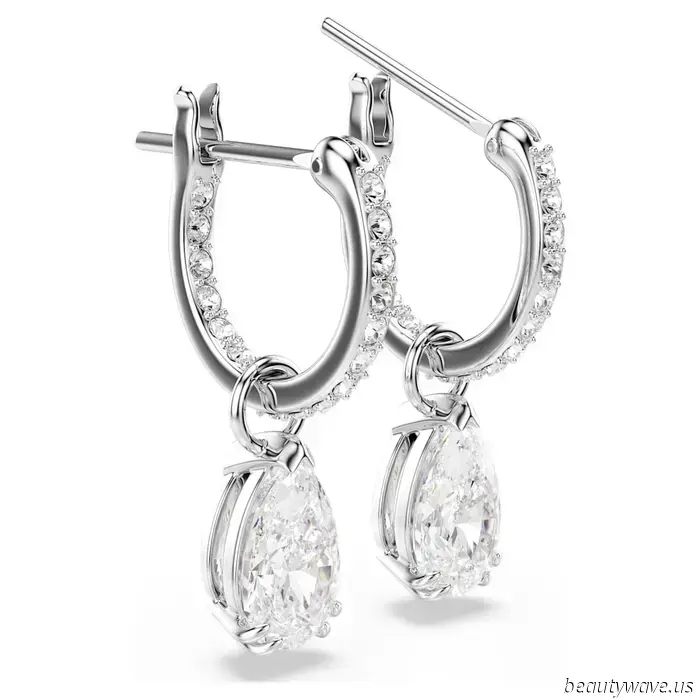 Необычный цвет обуви Энн Хэтэуэй придаёт простым джинсам энергию главной героини.