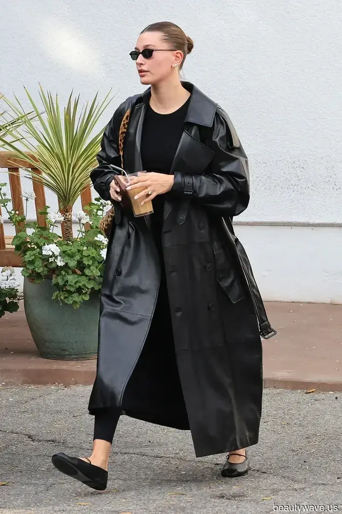 Giuro che vestirsi come Hailey Bieber durante il Pilates rende la mia forma infinitamente migliore.