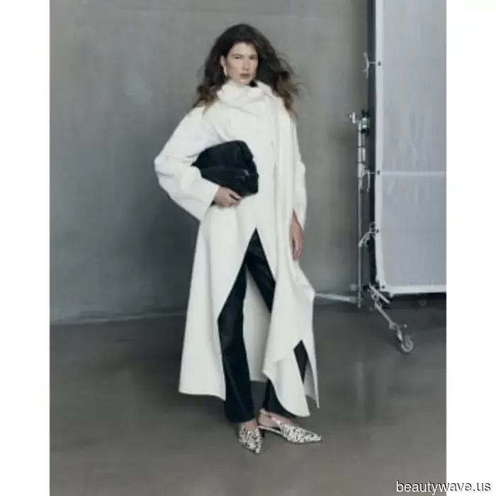 Ancora più elegante del beige&mdash;I cappotti sembrano i più costosi in questa tonalità sofisticata