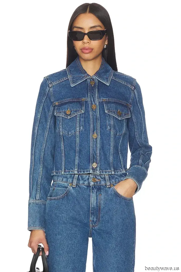 Lindsay Lohan weiß, dass dies immer der coolste Weg sein wird, eine millennial-codierte Jeansjacke zu tragen.