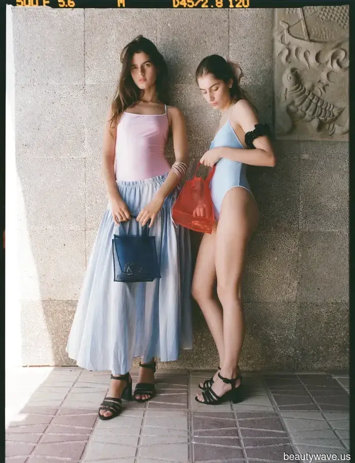 Le borse in rafia sono ancora di moda, ma secondo le persone chic di Londra e NYC, questa tendenza delle borse "datate" è ancora…