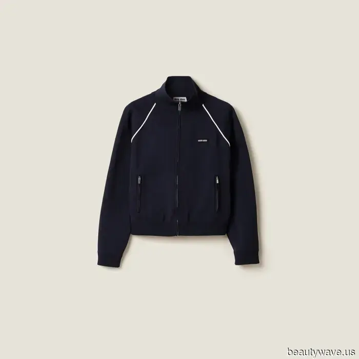 Si estás cansado de camisetas y pantalones cortos, este es el nuevo uniforme de verano para llevar con zapatillas.